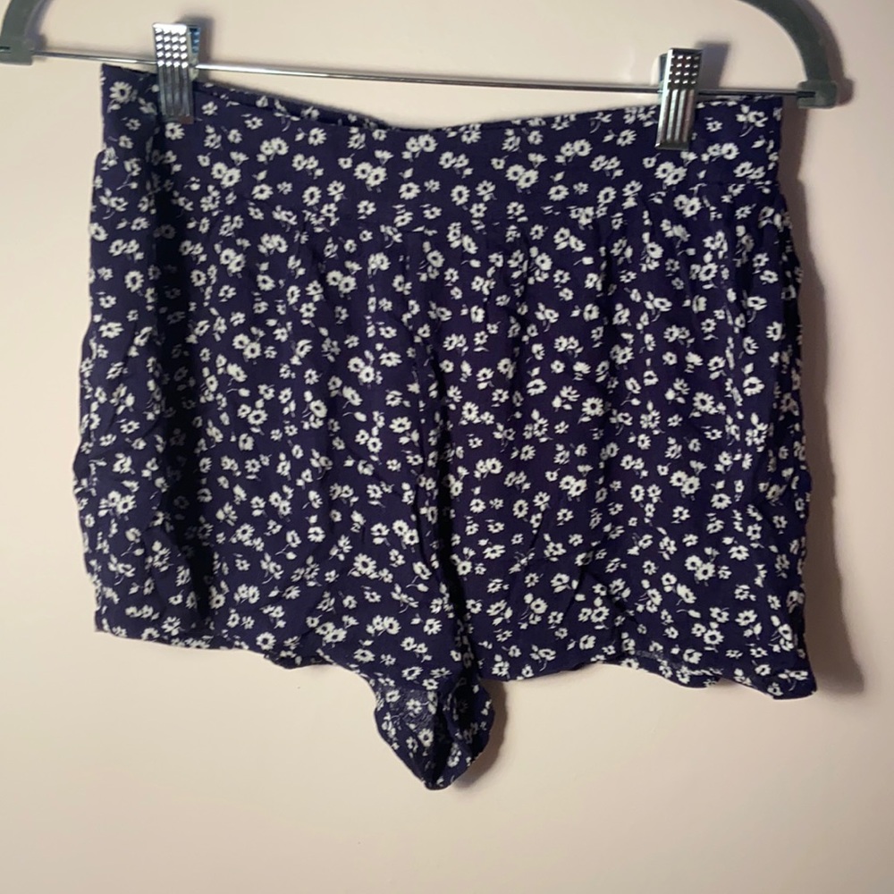 NAVY FLOWY SHORTS - MEDIUM - NWT